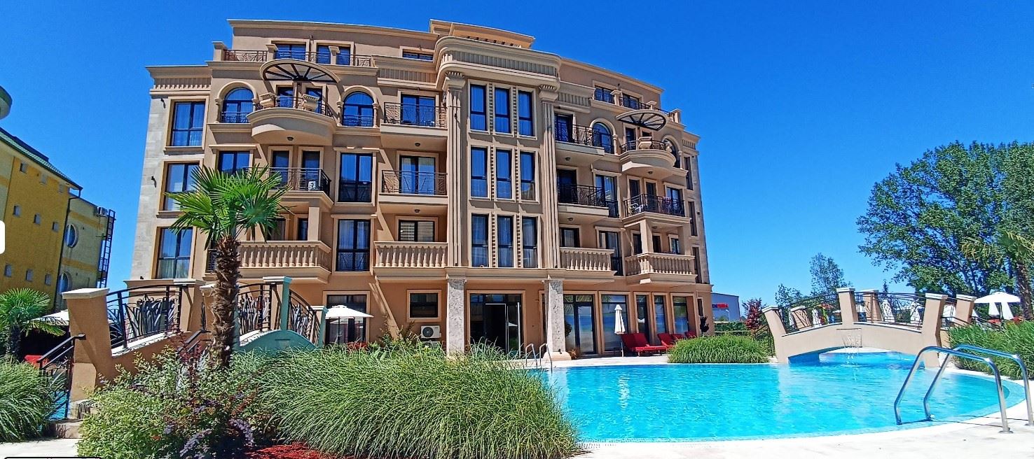 Светло студио в луксозен комплекс – прекрасен уют край басейна