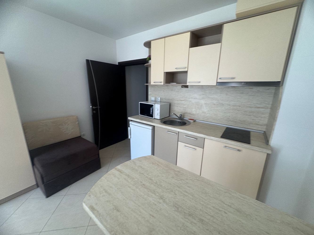 Уютно обзаведено студио на 300 м от морето в Поморие – отлична инвестиция и ваканционен имот 