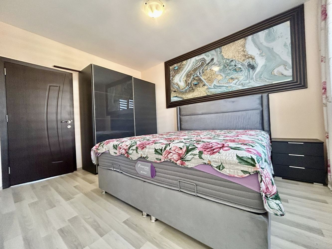 Просторен тристаен апартамент с впечатляваща морска панорама в комплекс в Несебър