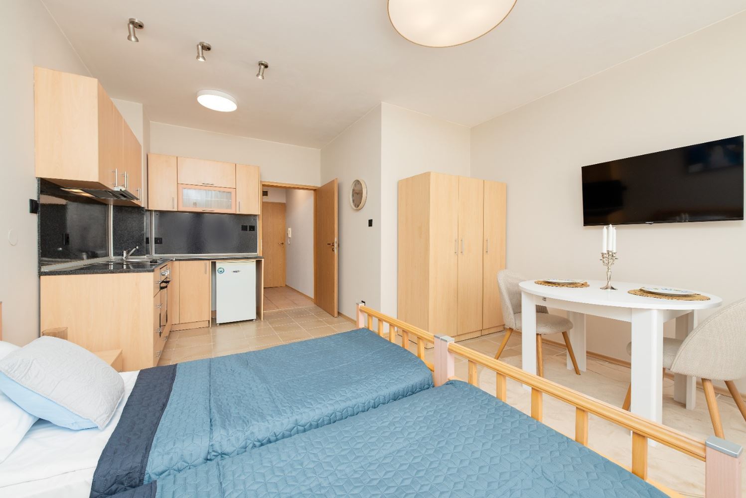 Слънчево и просторно студио с морска гледка в Равда – на 100 м от плажа, в поддържан комплекс с басейн и зеленина