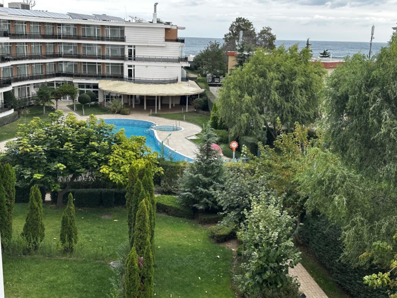 Морска панорама и чар – обзаведен апартамент с една спалня на първа линия в Созопол