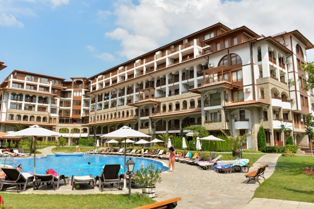 Просторен двустаен апартамент в престижен комплекс в Свети Влас – на 200 метра от морето