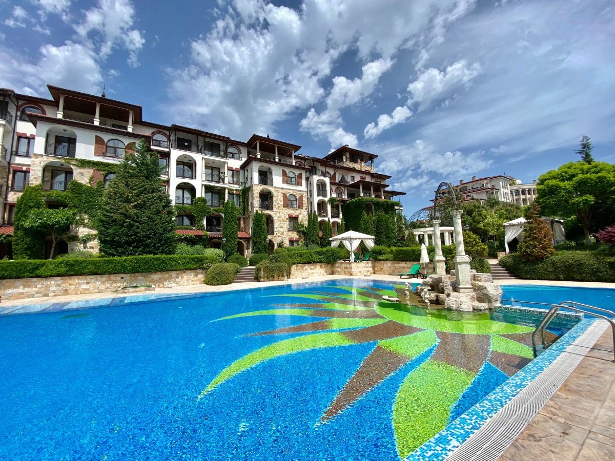 Уникален апартамент на две нива в комплекс от премиум клас в град Несебър