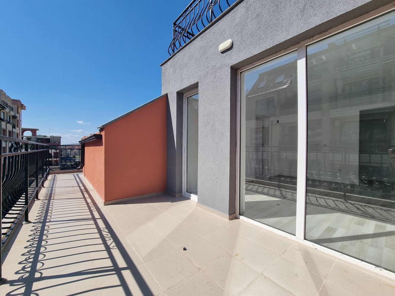 Светъл и модерен апартамент с отлична локация – съчетание на комфорт, природа и морски дух