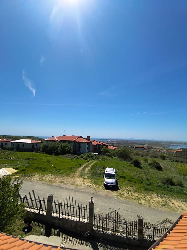 Реновиран двустаен апартамент с панорамна гледка в модерен комплекс близо до Слънчев бряг