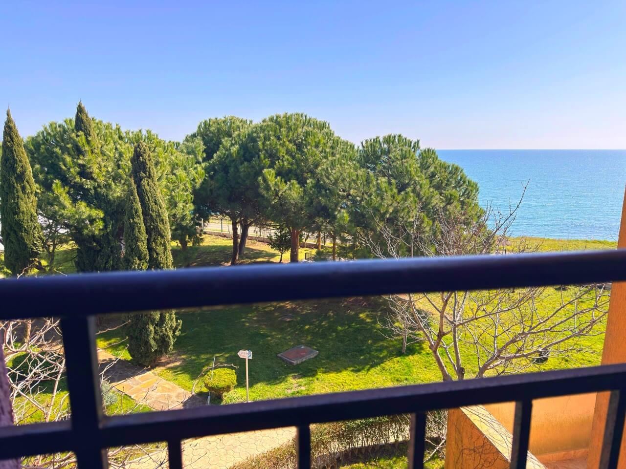 Тристаен апартамент на първа линия в Ахелой – простор, морска панорама и комфорт за цялото семейство