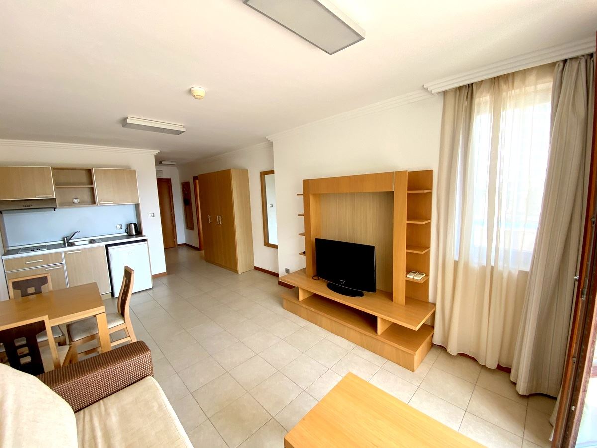 Просторен двустаен апартамент на първа линия в Равда – лукс, природа и впечатляваща гледка към басейна