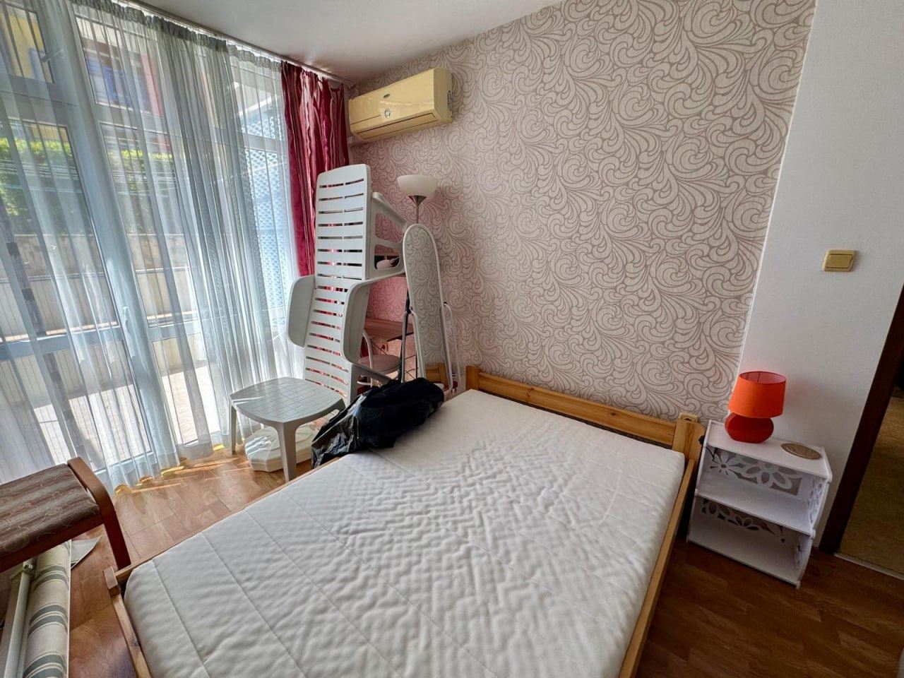 Просторен двустаен апартамент с допълнителна спална зона в Слънчев бряг – на 200 м от плажа