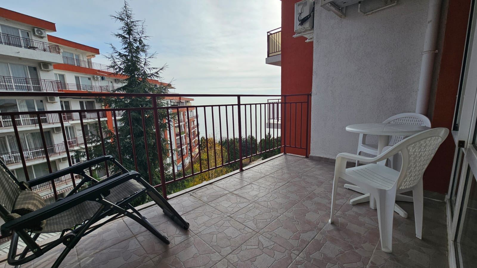 Морска идилия на първа линия – двустаен апартамент с гледка море в Свети Влас