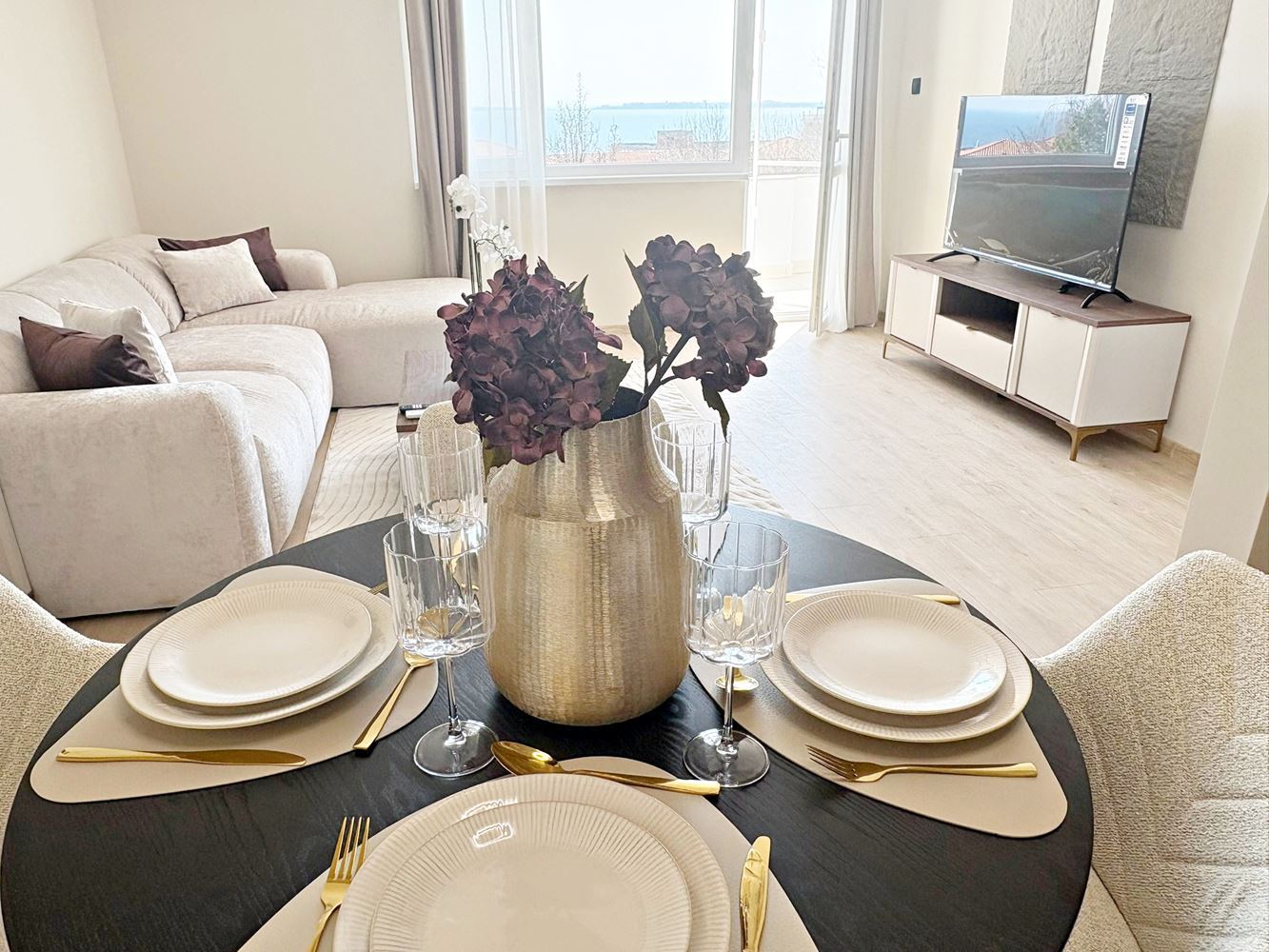 Две независими жилищни пространства с морска гледка в центъра на Свети Влас – дизайнерски интериор и собствено паркомясто