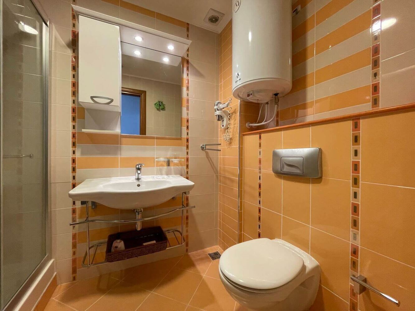 Високия стандарт и разнообразни удобства - страхотен двустаен апартамент в луксозен комплекс на първа линия в Равда