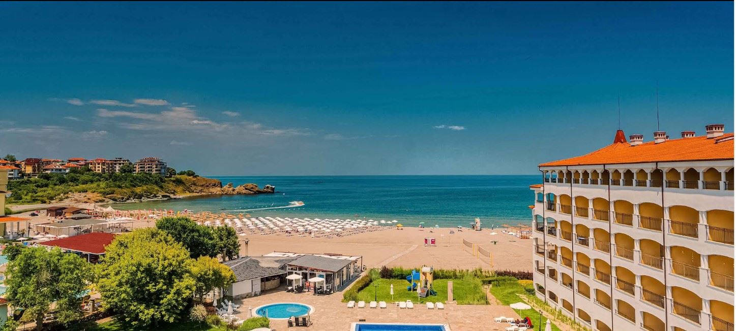 Просторен двустаен апартамент на първа линия море в Царево с пълно обзавеждане