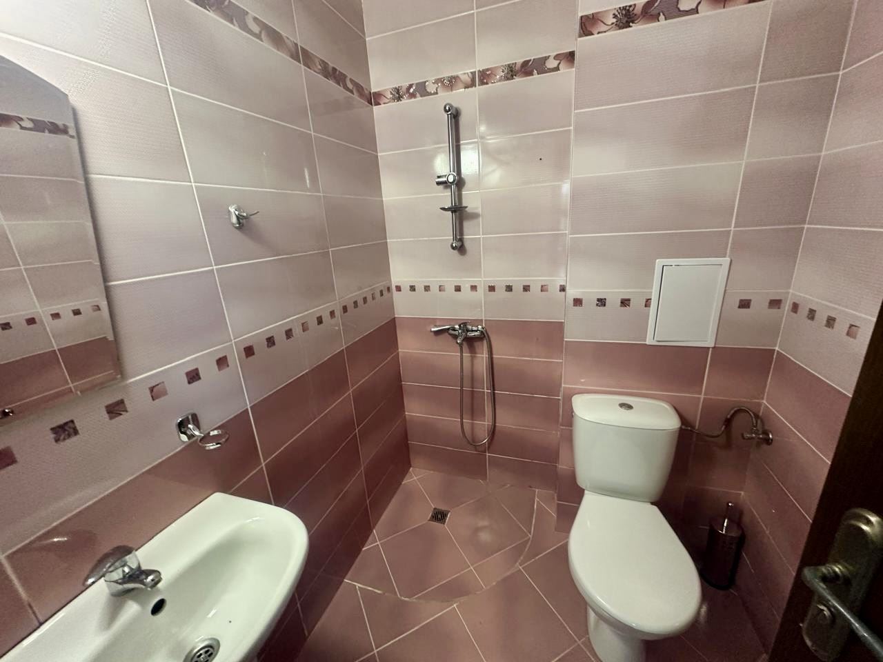 Просторно студио на партер с тераса и възможност за двустаен апартамент – само на 300 м от морето