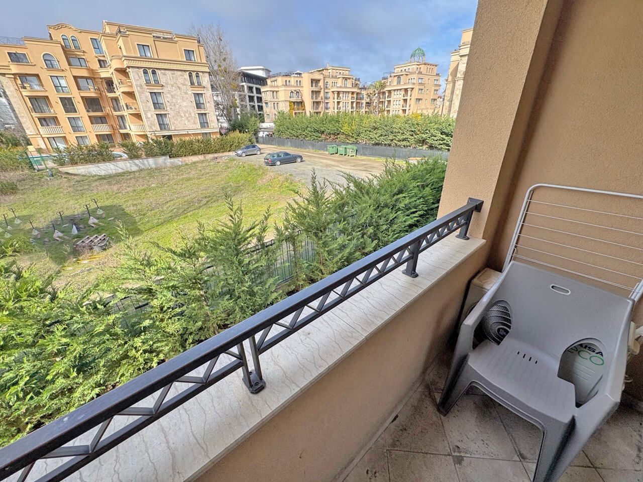 Светло студио в луксозен комплекс – прекрасен уют край басейна