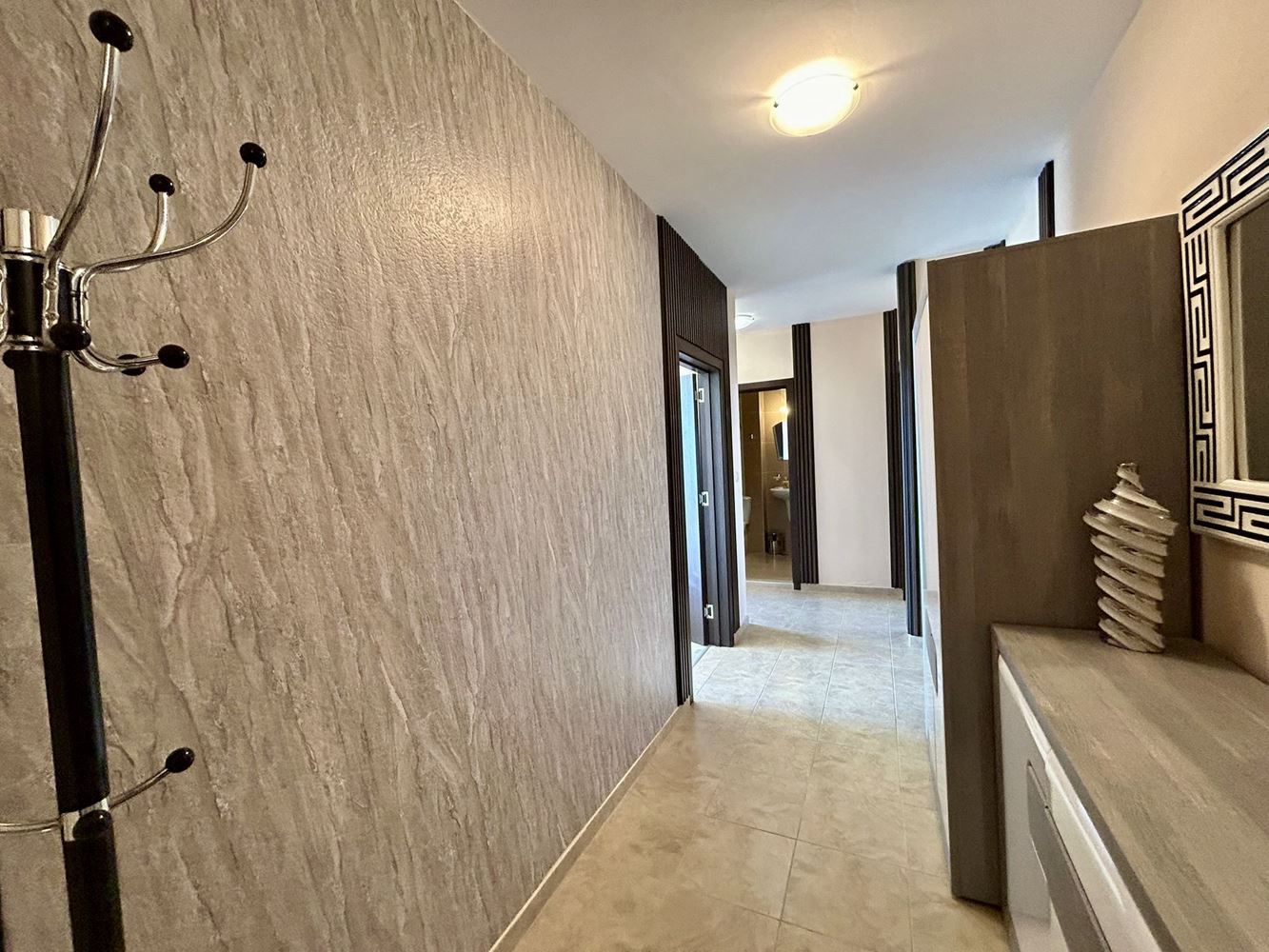 Просторен тристаен апартамент с впечатляваща морска панорама в комплекс в Несебър