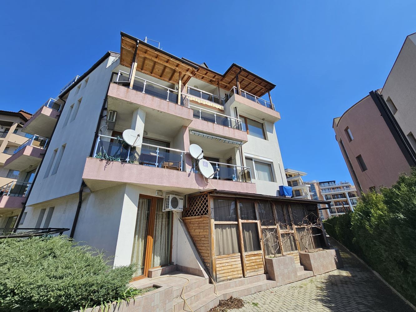 Двустаен апартамент с морска панорама в Свети Влас – престиж, комфорт и локация на 100 м от плажа. С паркомясто в комплекса