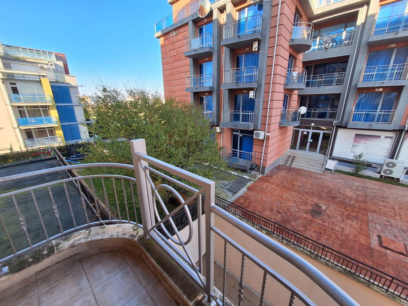 Двустаен апартамент с панорамна гледка към басейн – Слънчев бряг, само на 300 м от морето