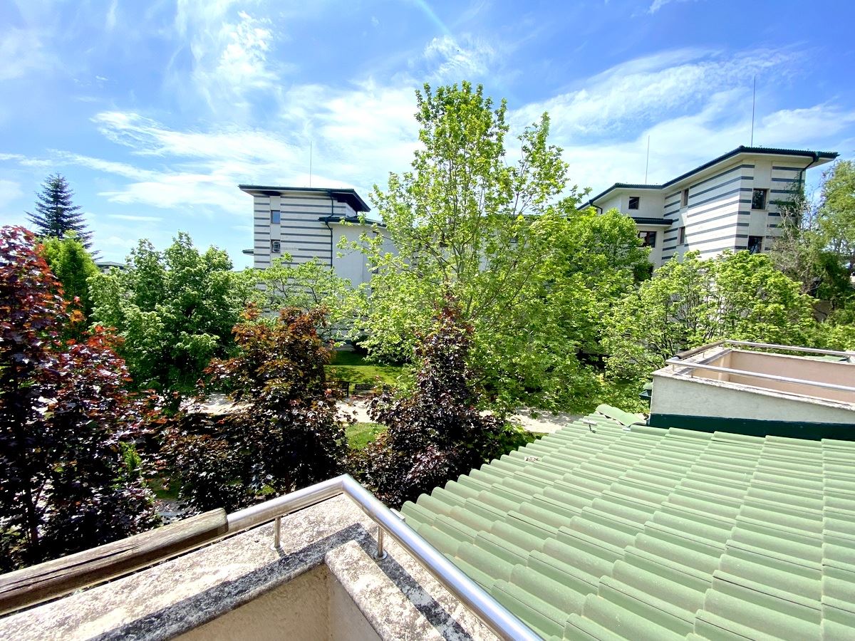 Просторен двустаен апартамент на първа линия в Равда – лукс, природа и впечатляваща гледка към басейна