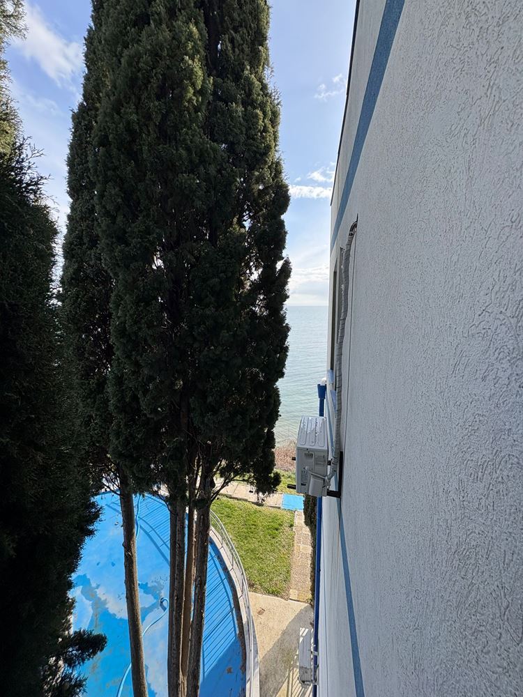 Просторен двустаен апартамент на първа линия море в Поморие