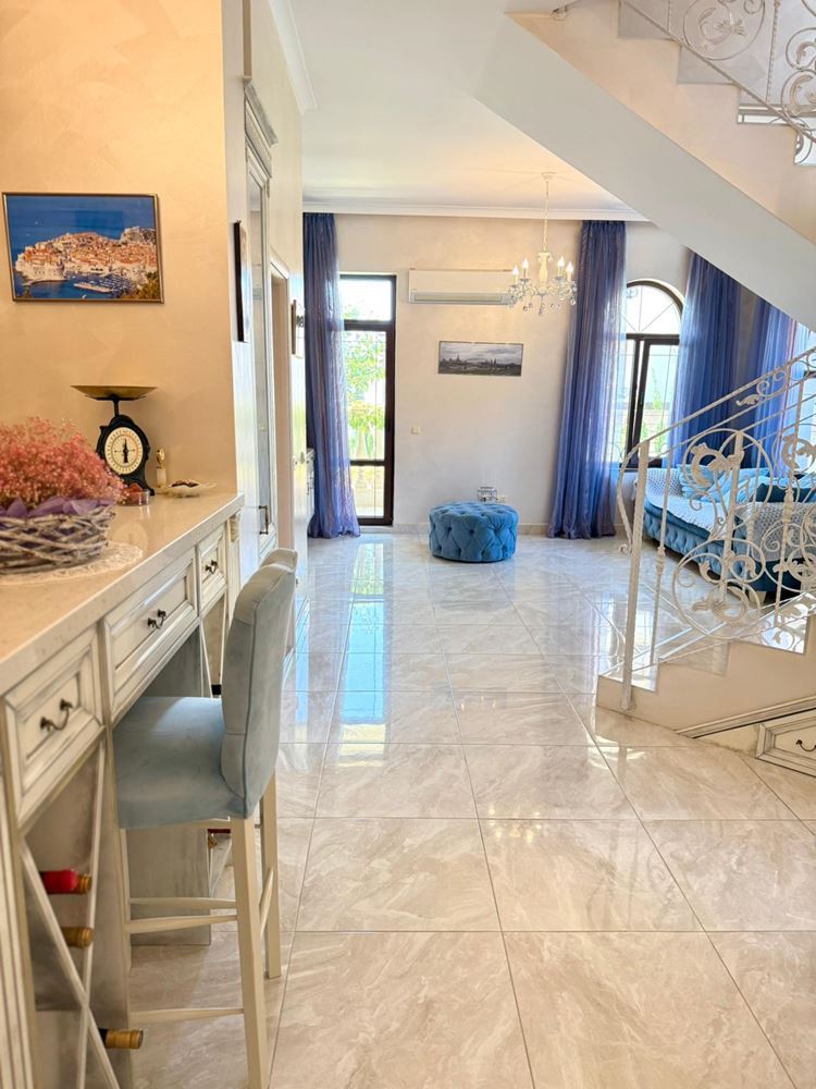 Мезонет от класа на луксозните ваканционни имоти с просторна веранда и гледка към басейна в Свети Влас