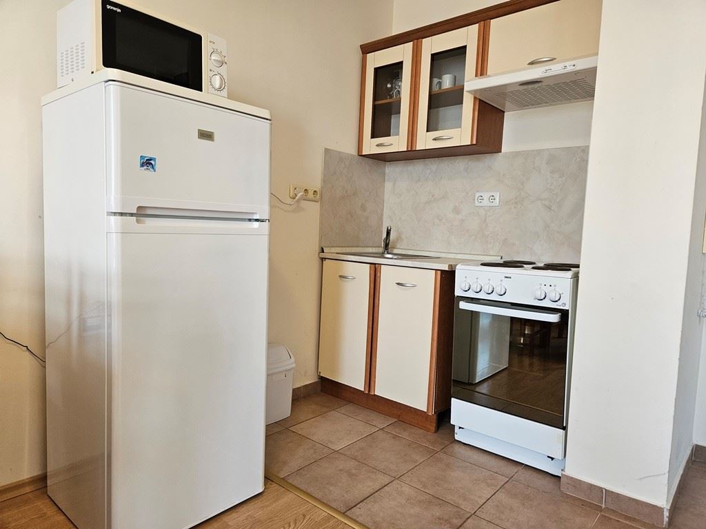 Напълно обзаведен апартамент с една спалня на последен етаж в Слънчев бряг – гледка басейн и луксозна атмосфера