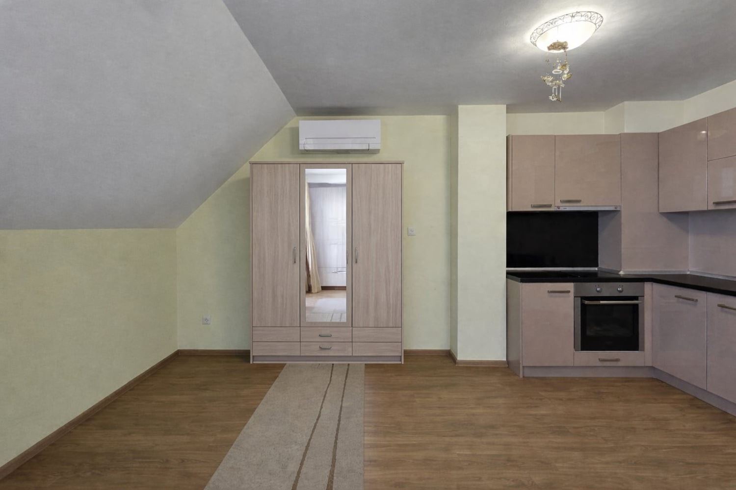 Просторен двустаен апартамент с панорамна гледка към солниците и морето в гр. Поморие