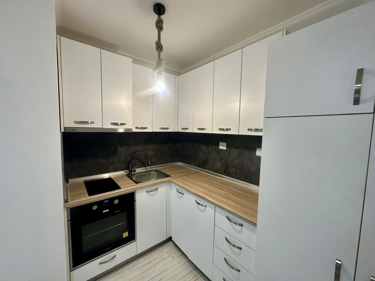 Просторно студио на партер с тераса и възможност за двустаен апартамент – само на 300 м от морето