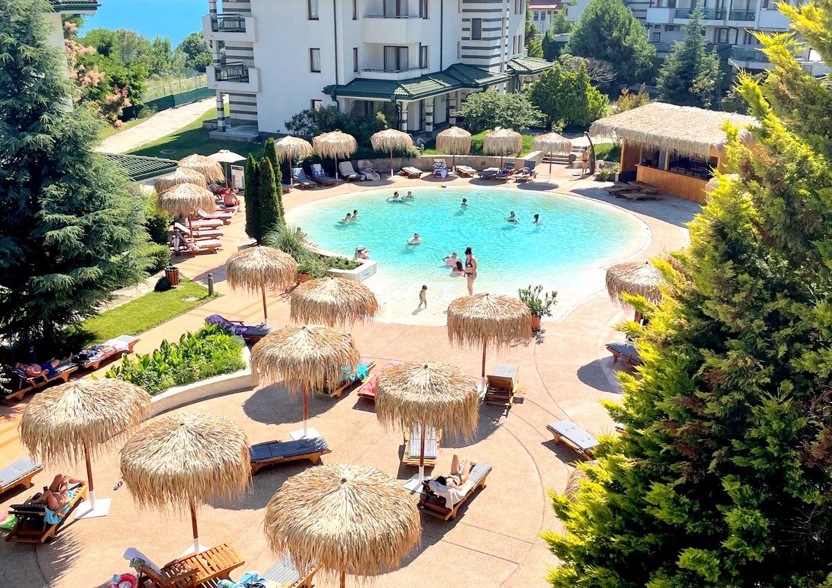 Просторен двустаен апартамент на първа линия в Равда – лукс, природа и впечатляваща гледка към басейна