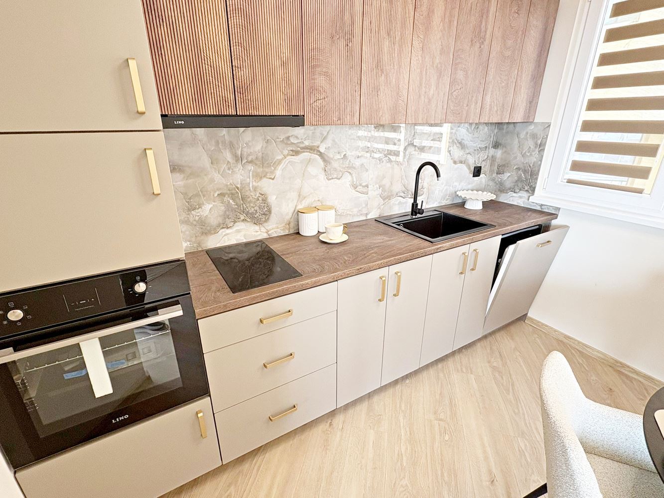 Две независими жилищни пространства с морска гледка в центъра на Свети Влас – дизайнерски интериор и собствено паркомясто