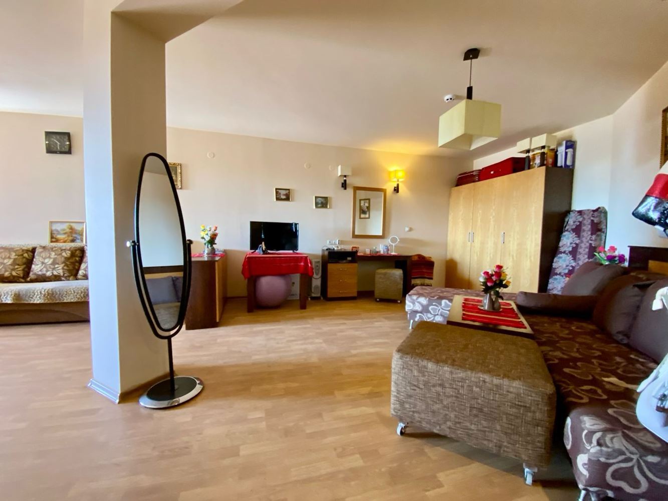 Просторно напълно обзаведено студио с гледка към басейн в слънчев бряг – комфорт, спокойствие и отлична инвестиция