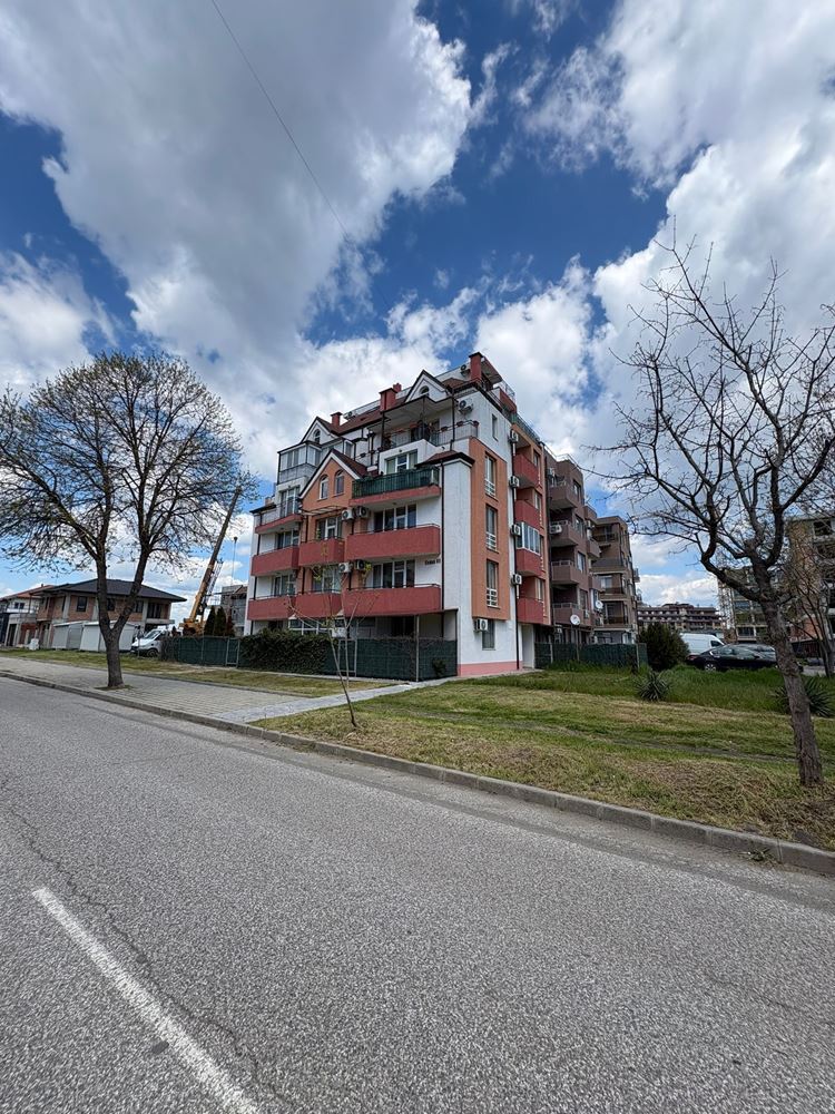 Просторен двустаен апартамент с панорамна гледка към солниците и морето в гр. Поморие