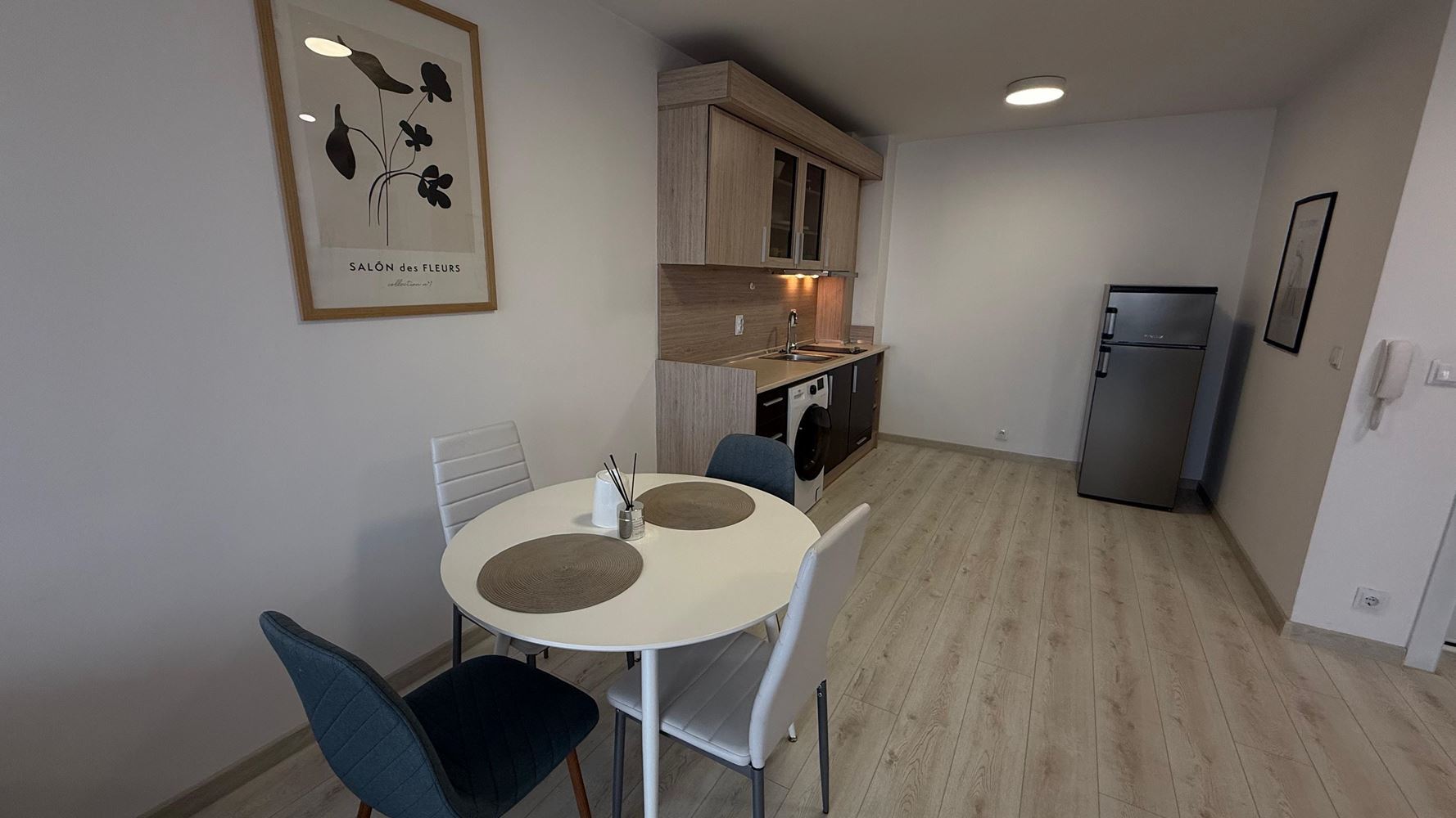 Просторен и модерен двустаен апартамент с всички удобства в Поморие