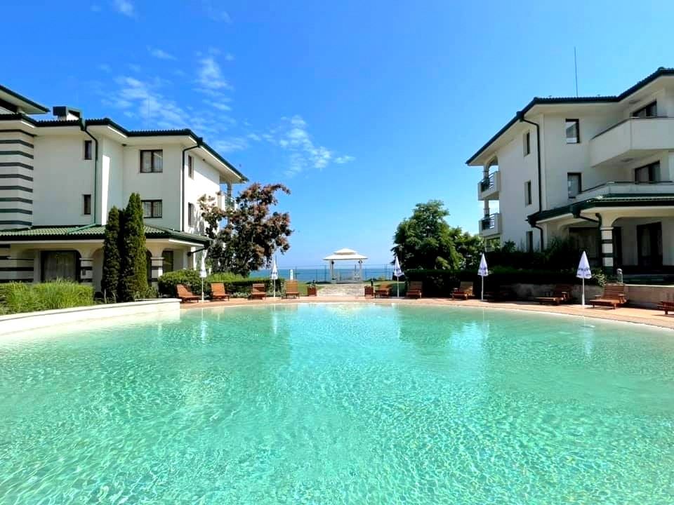 Просторен двустаен апартамент на първа линия в Равда – лукс, природа и впечатляваща гледка към басейна