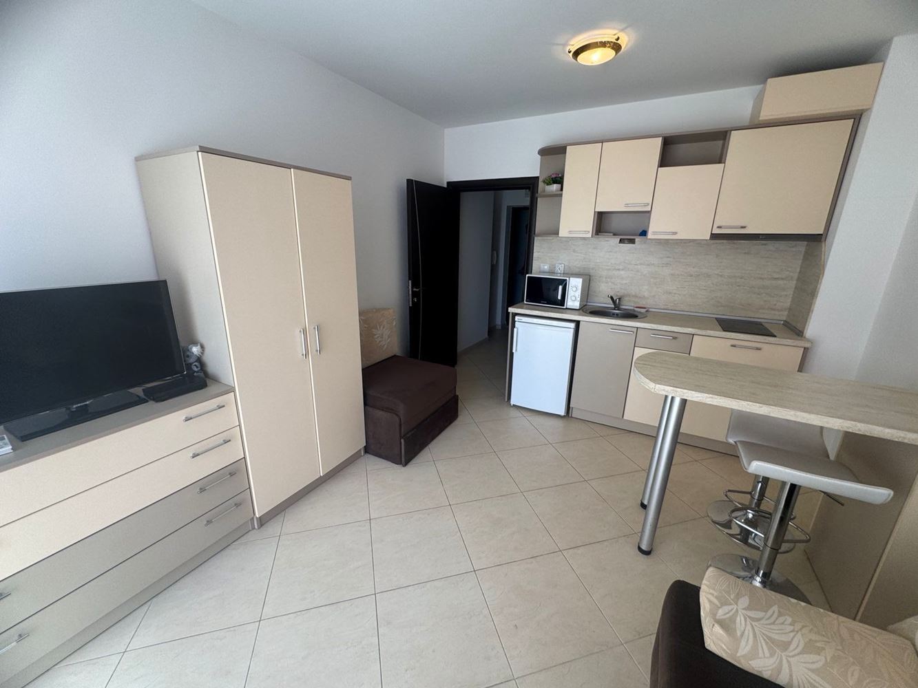 Уютно обзаведено студио на 300 м от морето в Поморие – отлична инвестиция и ваканционен имот 