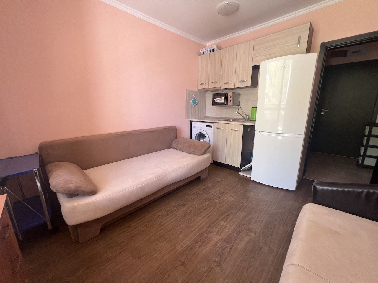 Уютно студио в сърцето на Елените – само на минути от плажа, в затворен комплекс с басейн и отлични удобства