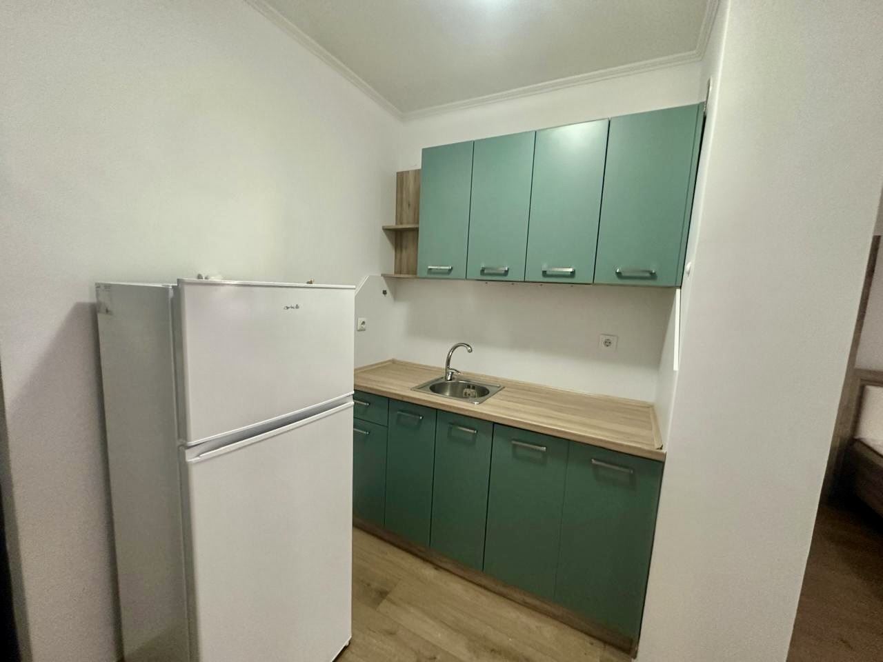 Просторно студио на партер с голяма тераса и възможност за двустаен апартамент – сигурност и комфорт в Несебър