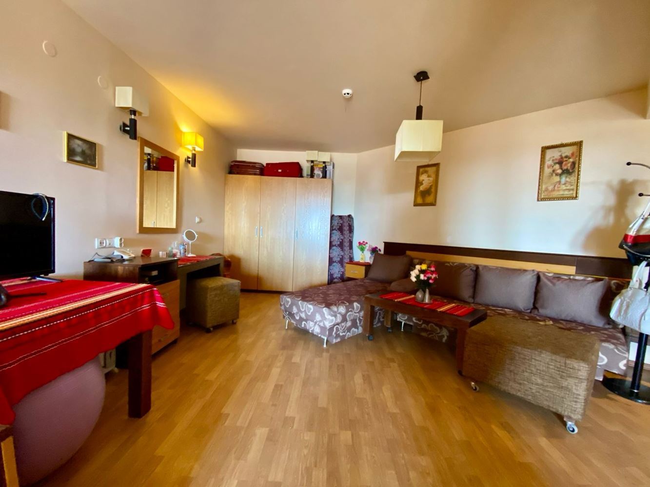 Просторно напълно обзаведено студио с гледка към басейн в слънчев бряг – комфорт, спокойствие и отлична инвестиция