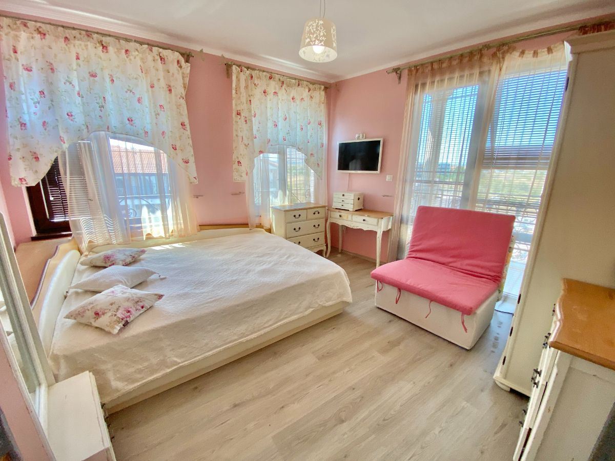 Уникален апартамент на две нива в комплекс от премиум клас в град Несебър