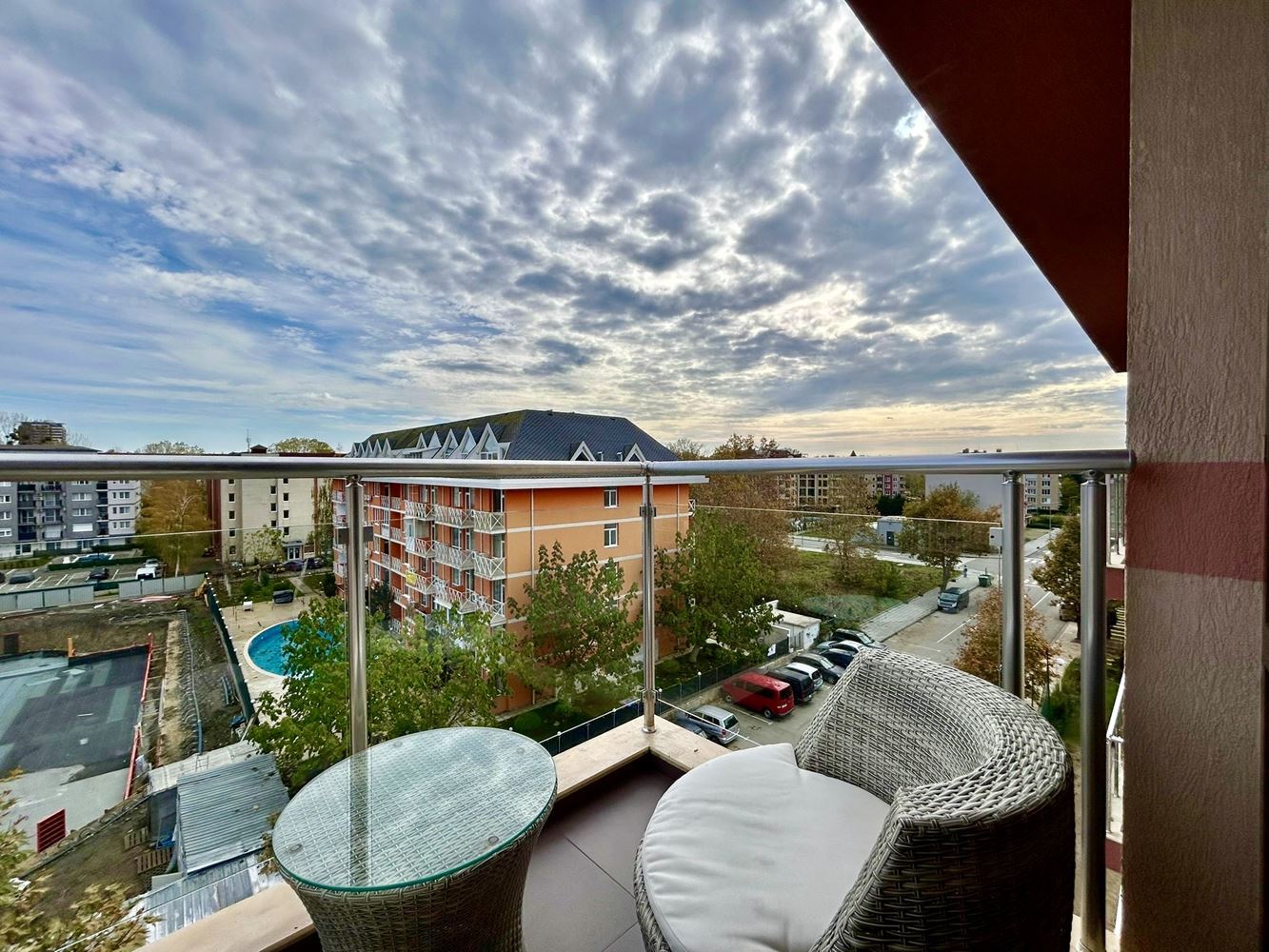 Светло и уютно студио с гледка към красива вътрешната територия – комфорт и спокойствие в модерен комплекс