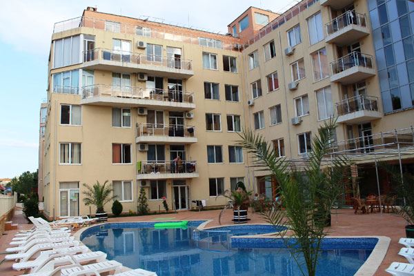 Тристаен апартамент с огромна тераса на 500 м от плажа в Слънчев бряг – 148 м² и отличен потенциал