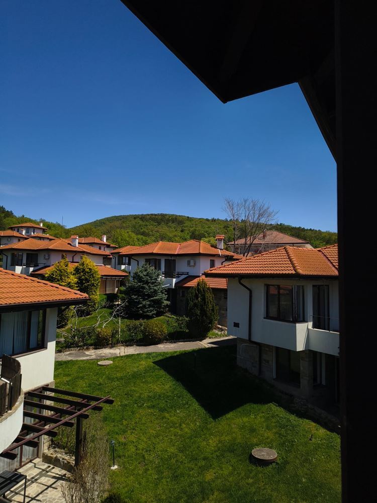 Реновиран двустаен апартамент с панорамна гледка в модерен комплекс близо до Слънчев бряг