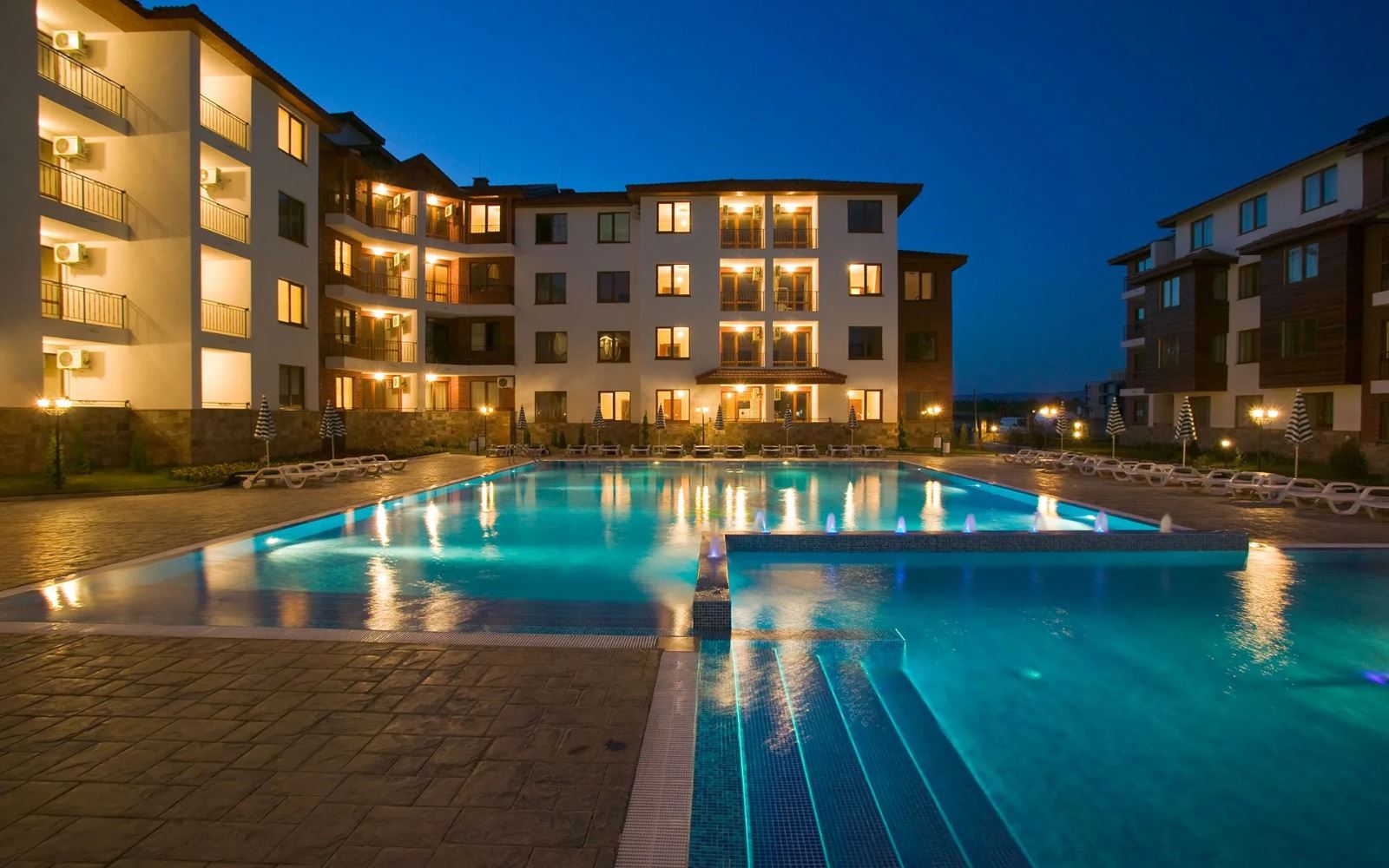 Апартамент с две спални и изглед към басейна в Несебър – простор, комфорт и отлична локация на 300 метра от морето