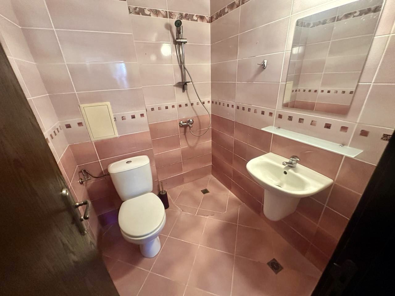 Просторно студио на партер с голяма тераса и възможност за двустаен апартамент – сигурност и комфорт в Несебър