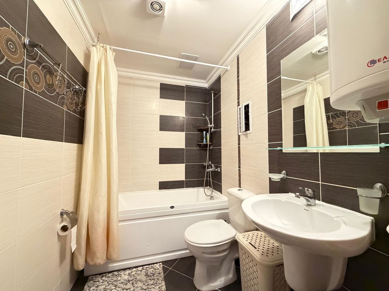 Комфортен двустаен апартамент с директен излаз към басейна – идеален за живеене и инвестиция