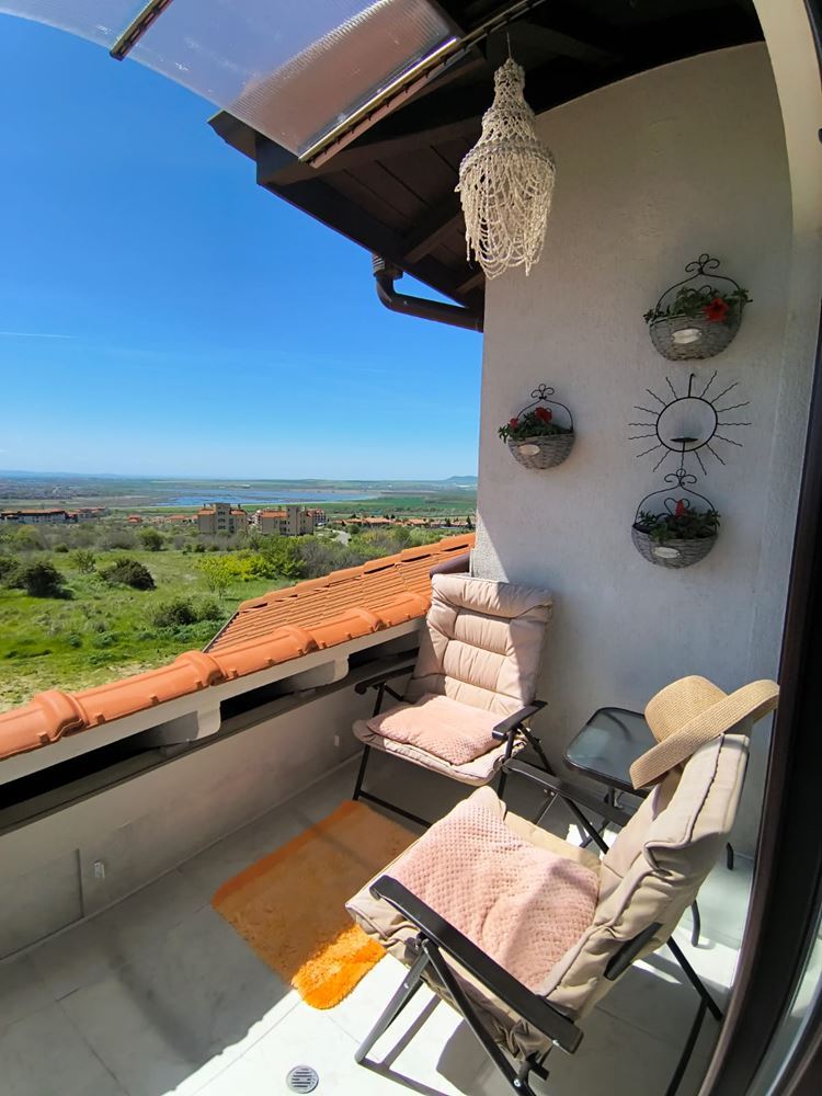 Реновиран двустаен апартамент с панорамна гледка в модерен комплекс близо до Слънчев бряг