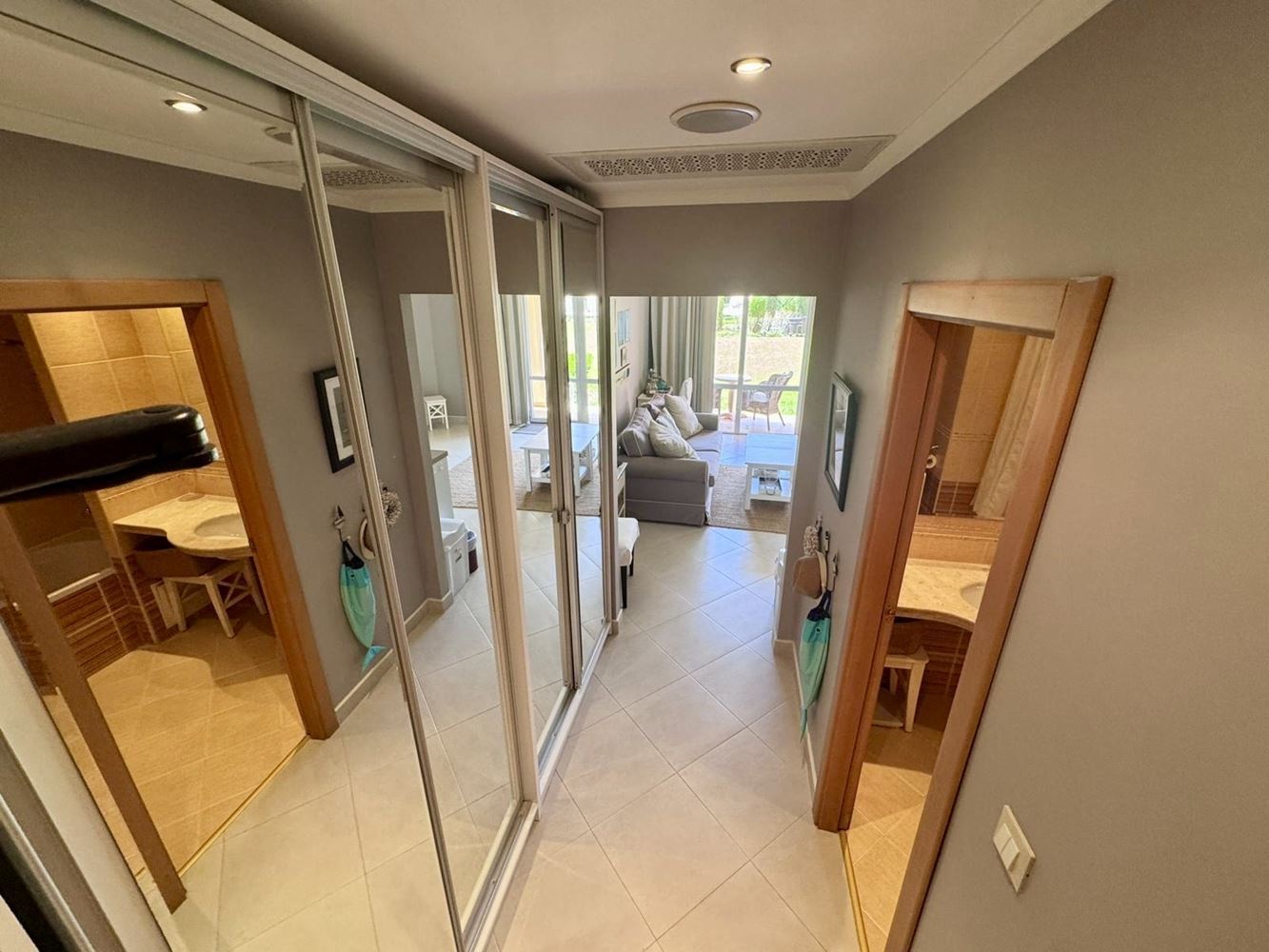 Луксозен двустаен апартамент в престижен комплекс на първа линия - комфорт, стил и безкрайни удобства