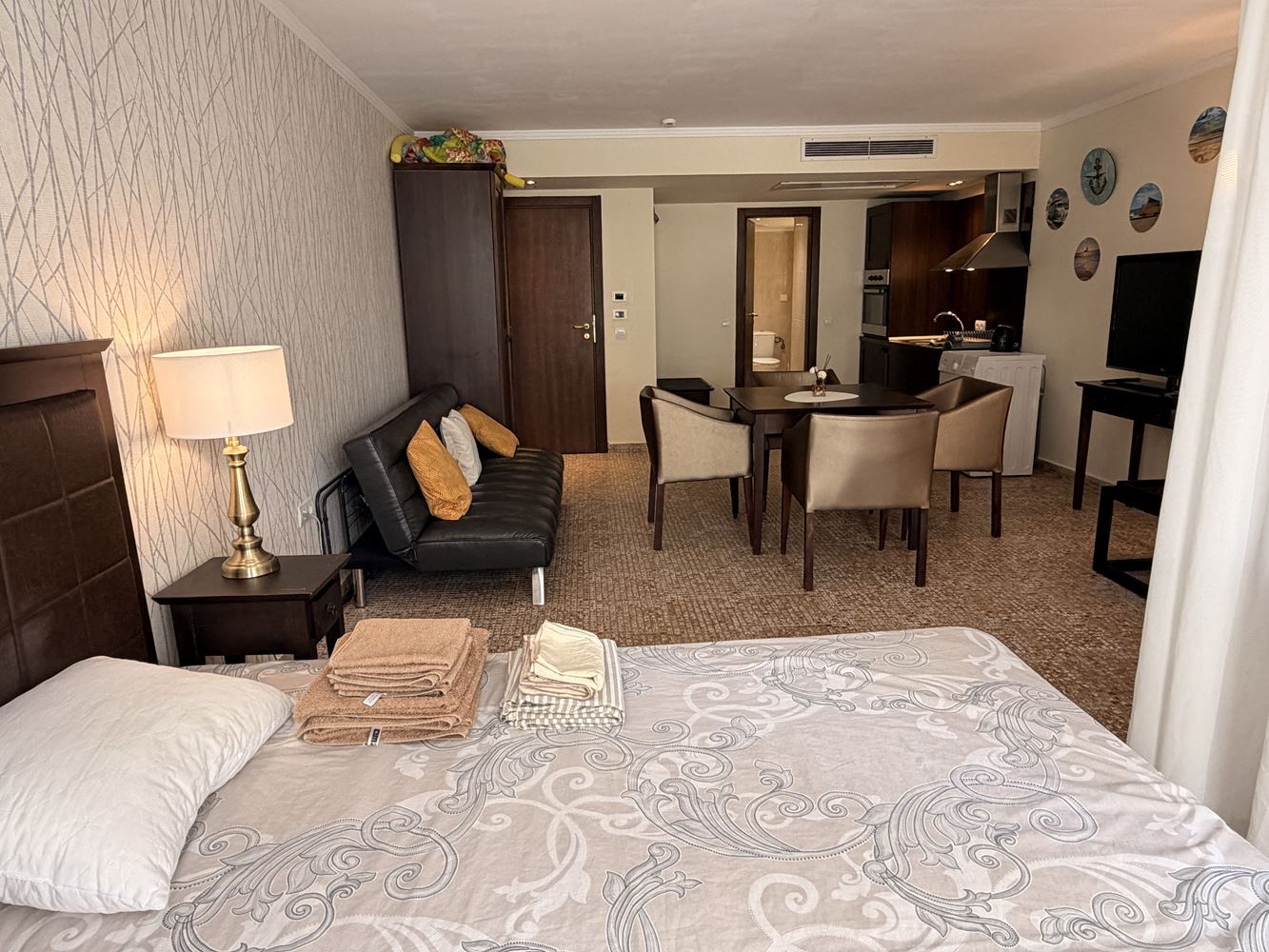 Ексклузивно студио с градина и директен достъп до басейн – на 100 м от морето в Слънчев бряг