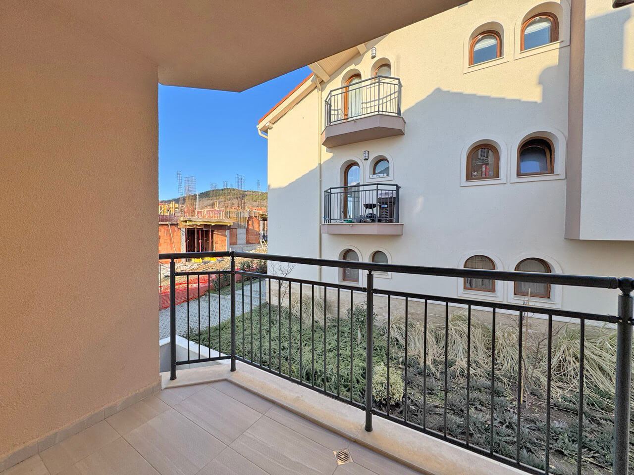 Изключителен двустаен апартамент на партер в престижен комплекс в Слънчев бряг