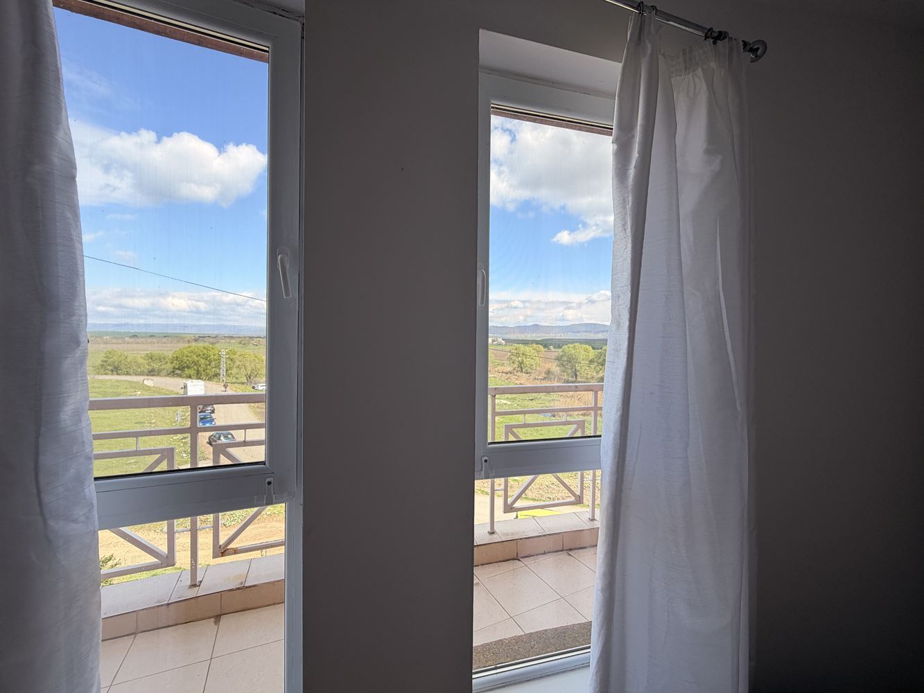 Тристаен апартамент с панорамна тераса в покрайнините на Слънчев бряг – уют, тишина и стил