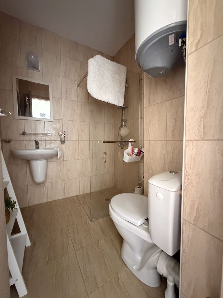 Тристаен апартамент с панорамна тераса в покрайнините на Слънчев бряг – уют, тишина и стил